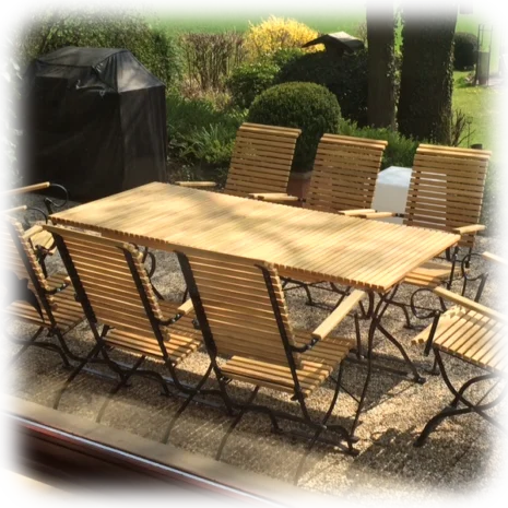 Klassiker Gartenmöbel mit grossen Gartentisch mit Stühlen im Set