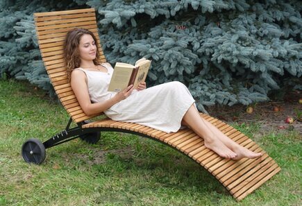 klassische Relaxliege aus Metall und Robinienholz